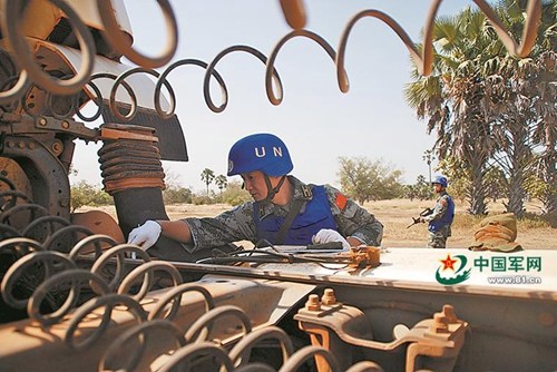 侯杰在維和任務(wù)區(qū)檢修裝備。張若晨攝