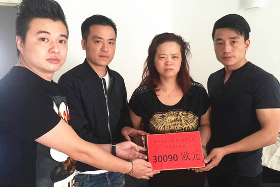 華人代表親手將善款交到張朝林家人手中。(歐洲時報記者