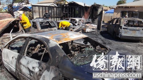 杰克遜大街居民區(qū)消防人員正在燒毀的車輛中尋找縱火犯留下的蛛絲馬跡。(美國《僑報(bào)》/高睿
