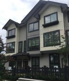 李靜在蘭利購置的鎮(zhèn)屋。(加拿大《星島日報》)