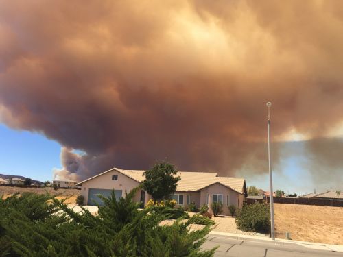 在希斯皮里亞市居民看到的火勢。(美國《僑報》)