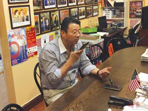 亞裔維權(quán)大聯(lián)盟總召集人陳善莊嘗試聯(lián)絡(luò)遠(yuǎn)在國外的梁媽媽。(美國《僑報》)