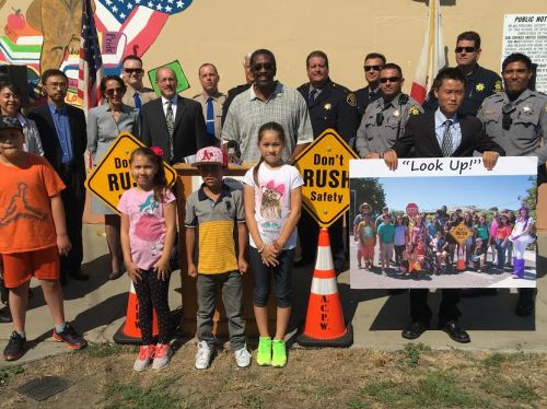 麥利(中間戴墨鏡者)已經(jīng)是第二年舉辦類似活動了。(美國《僑報》/任子晟