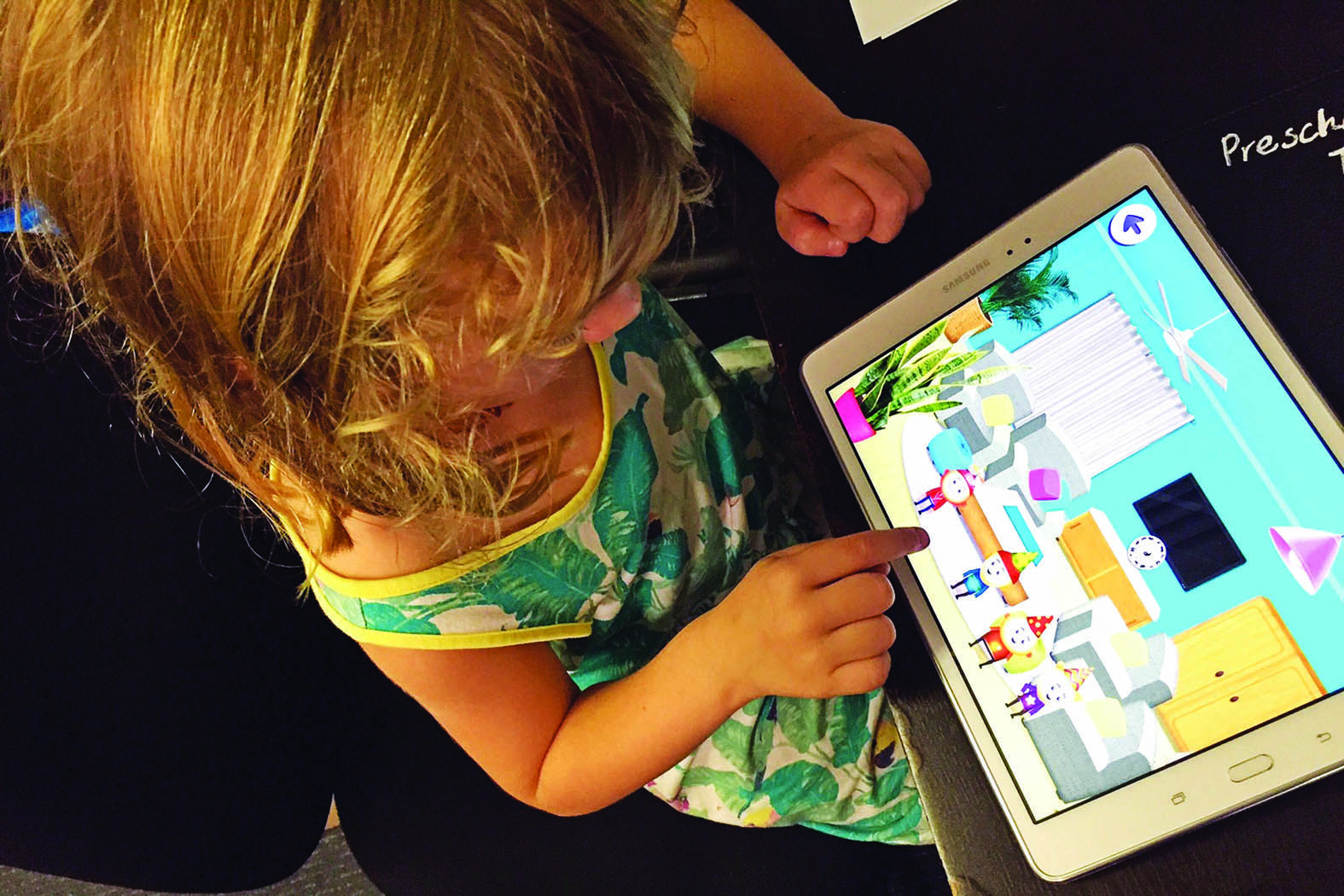 華人服務(wù)社甘納幼兒中心的孩子正在利用應(yīng)用程序?qū)W習(xí)中文。