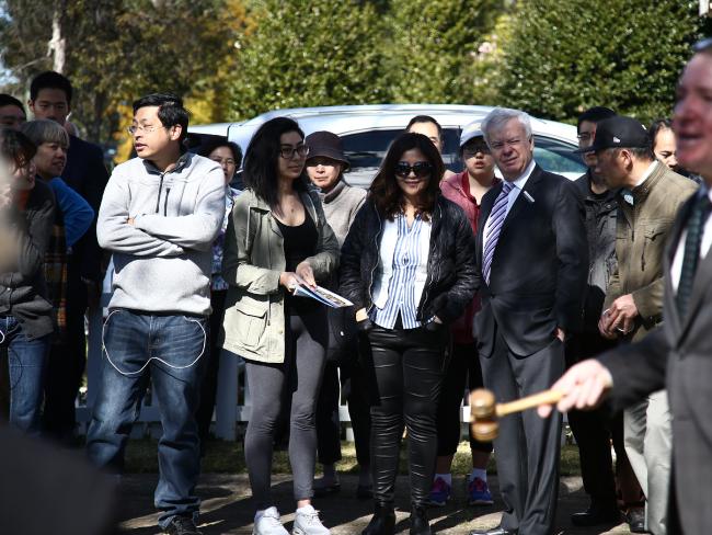 拍賣現(xiàn)場(chǎng)中國買家眾多(《每日電訊報(bào)》圖片)