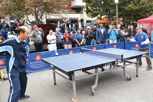 羅林泉(左)和李孟賢切磋球技。(美國《世界日報(bào)》/王湛