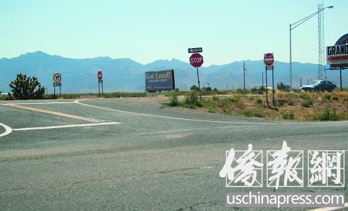 導(dǎo)致4位中國(guó)游客死亡的車禍就發(fā)生在這個(gè)路口。(美國(guó)《僑報(bào)》/章寧