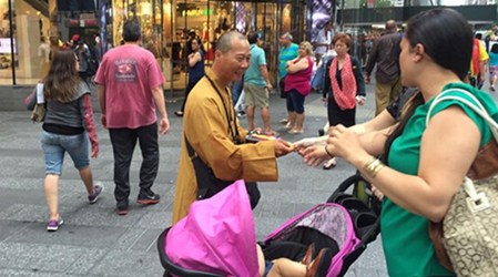 一名假和尚在紐約時(shí)報(bào)廣場行乞