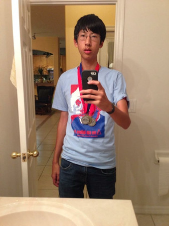 高中學(xué)業(yè)成績及社團活動都表現(xiàn)出色的趙睿達,申請多所名校都被拒絕。(美國《世界日報》