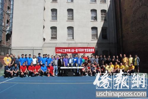 協(xié)會領(lǐng)導(dǎo)和各排球隊健兒,在開幕式上合影。(美國《僑報》/吳卓明
