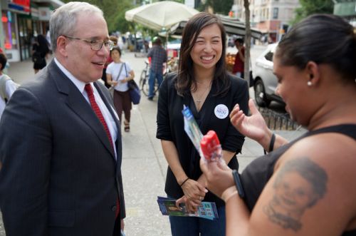 牛毓琳(右)。(美國《僑報》)