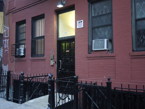 紐約麥地臣街華裔租客終于再次用上煤氣。(美國《世界日報》》/高夢梓