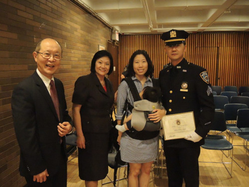 家人與毛順平一同慶祝其晉升巡官。(美國《世界日報》/高夢梓