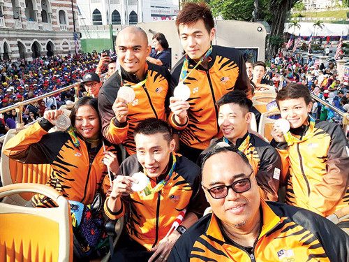 大馬奧運獎牌得主齊齊在國慶大巴上合影。(馬來西亞《光華日報》)