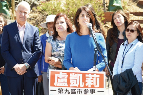 地檢長(zhǎng)賈斯康(左一)支持盧凱莉(前)競(jìng)選第九區(qū)市議員,兩人并一致支持改善舊金山警局雙語(yǔ)服務(wù)。(美國(guó)《世界日?qǐng)?bào)》/李秀蘭