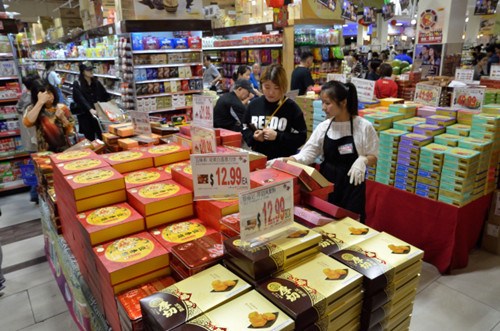 進口月餅擺滿超市特賣專區(qū),以新奇口味吸引顧客。(美國《世界日報》/朱澤人