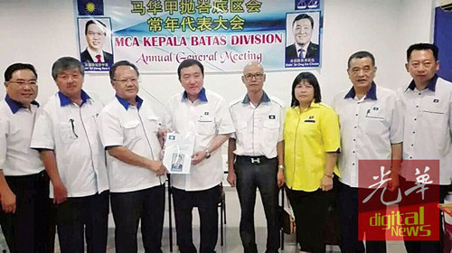 吳寶泉(左3)贈(zèng)送紀(jì)念品予黃家泉。(馬來(lái)西亞《光華日?qǐng)?bào)》)