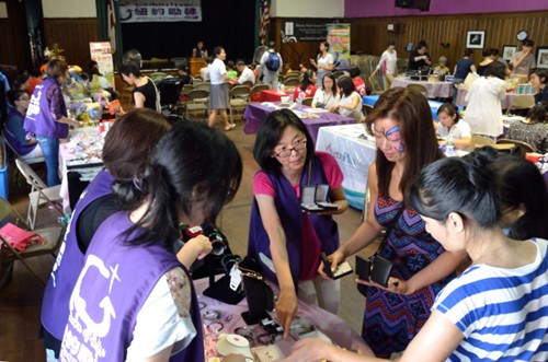 紐約勵(lì)馨10日舉辦游園會(huì)義賣。(美國《世界日?qǐng)?bào)》/朱澤人