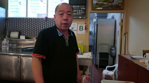 苑先生抱怨小本餐館生意難做,衛(wèi)生局的檢查更讓其雪上加霜。(美國《世界日報》/李雪