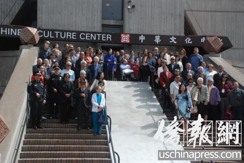 參與蔡流輪社區(qū)步行天橋剪彩的儀式的嘉賓和蔡流輪夫婦合影。(美國《僑報》/吳卓明