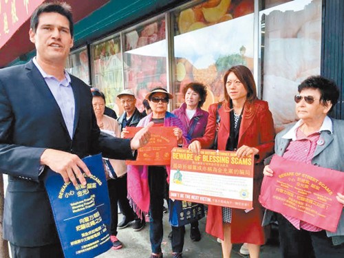 舊金山市議員候選人歐希(左一)與馬世云(右二)及陳美玲(右一)一致支持由亞裔項(xiàng)目小組偵查金光黨騙案。(美國(guó)《世界日?qǐng)?bào)》/李秀蘭