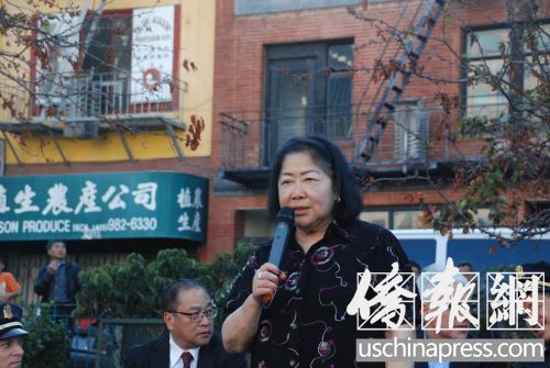 白蘭參加日前一次社區(qū)會議上發(fā)言。(美國《僑報》/吳卓明