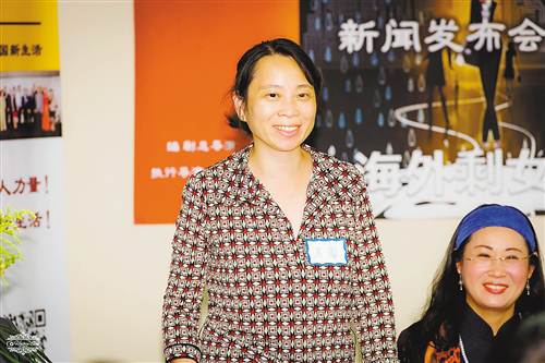 馬蕾(左)在話劇《海外剩女》的編排中。