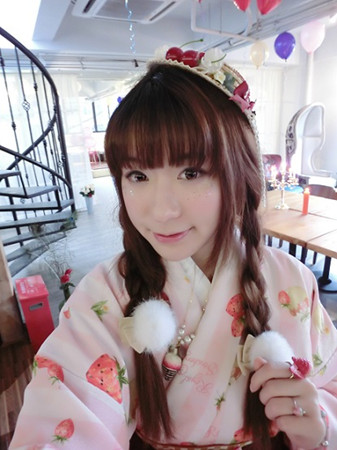 穿和服的林子依。(日本《中文導報》)