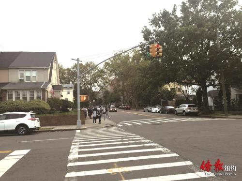 這起灣脊區(qū)華裔學(xué)生之間的霸凌案就發(fā)生在公交巴士車站處。(美國《僑報》/臺賽