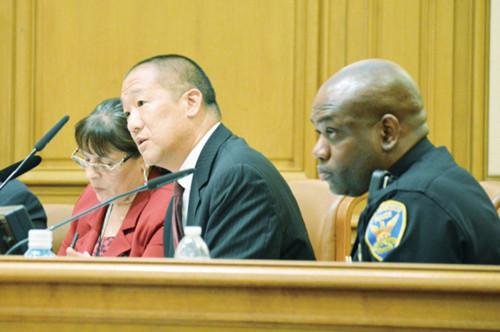 警察委員黃正凱(中)要求警局公布調(diào)查金光黨騙案進(jìn)展。對華人小區(qū)要求設(shè)立亞裔項(xiàng)目小組調(diào)查,代局長夏普林(右)不發(fā)一言。(美國《世界日報(bào)》/李秀蘭