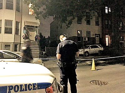 華裔男子被捅現(xiàn)場被封鎖。(美國《星島日報》)