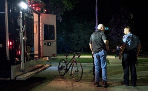 邱楚園連人帶單車都被卷入水泥車下。(美國(guó)《僑報(bào)》)