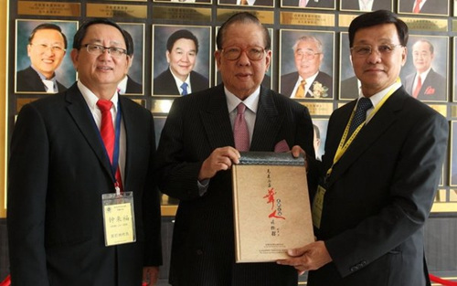 方天興(右)贈送書冊予楊忠禮;左是鍾來福。