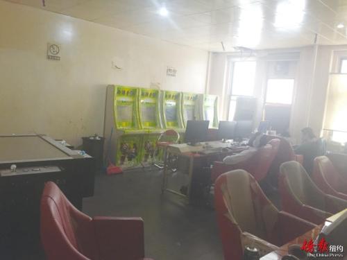 網(wǎng)吧游戲室內(nèi)設(shè)有疑似老虎機(jī)與捕魚游戲機(jī)。(美國(guó)《僑報(bào)》資料圖)