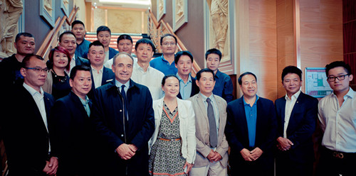 科佩與華人代表合影。(法國《歐洲時報》資料圖/孔帆