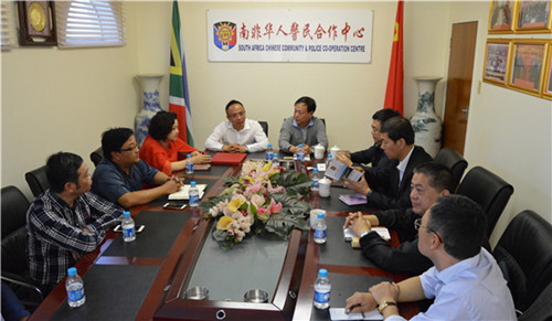 由孟慶豐副部長率領(lǐng)的中國公安部代表團(tuán)一行聽取南非華人警民合作中心常務(wù)副主任吳朝陽的工作匯報。(人民網(wǎng)