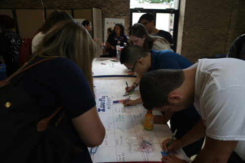 霍夫斯徹學(xué)生在場外組織的學(xué)生論壇上簽下各自對兩黨候選人的看法。(美國《世界日報》/洪群超