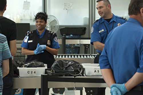 中國學(xué)生在芝加哥歐海爾國際機(jī)場被關(guān)“小黑屋”,大嘆“心里怕”。(美國《世界日報》)