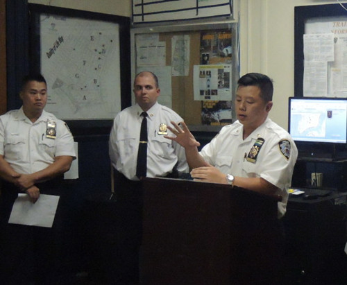 紐約五分局新任副局長卓依(中)在警民會中首次與民眾見面,右一為吳銘恒。(美國《世界日報》/高夢梓