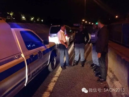 僑胞劉先生和翁先生正在向警員說(shuō)明情況。(南非《華僑新聞報(bào)》)