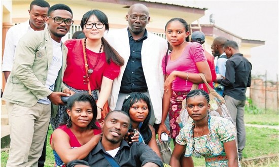 陳若和學生們在一起。