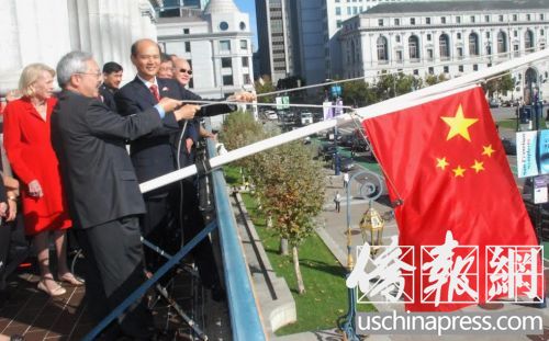 總領(lǐng)事羅林泉(右)和市長李孟賢(左)一起升掛五星紅旗。(美國《僑報(bào)》/吳卓明
