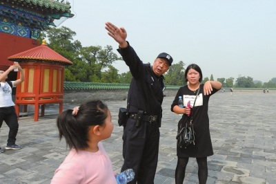 侯祥緯為游客指路。京華時(shí)報(bào)