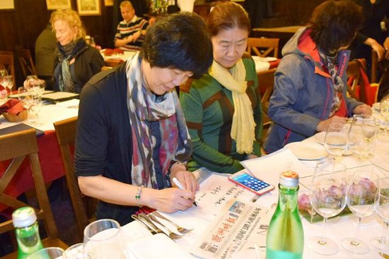 郎平為歐洲時報及海外華僑華人題寫賀詞(右側(cè)為郎平的姐姐郎洪)。(法國《歐洲時報》/宣絢