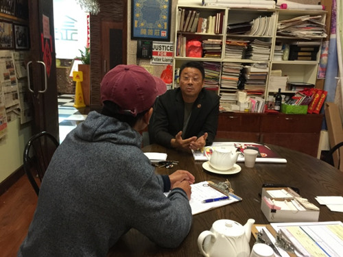 林祥(左)向陳善莊(右)講述事情經(jīng)過。(美國《世界日報》/黃伊奕