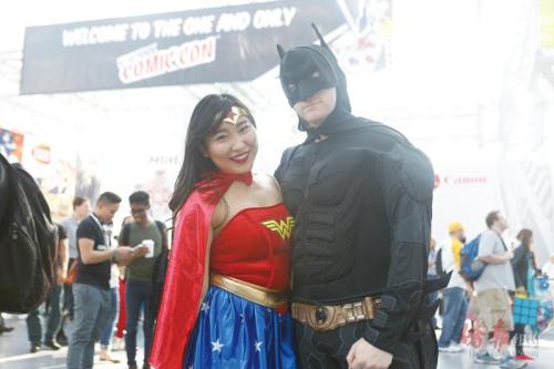 參與動漫大會的華裔民眾化身神奇女俠。(美國《僑報》/陳辰