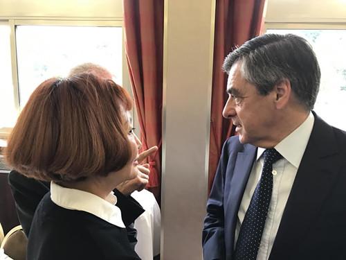 法國共和黨總統(tǒng)競選人菲永接受《歐洲時報》采訪。(法國《歐洲時報》/孔帆