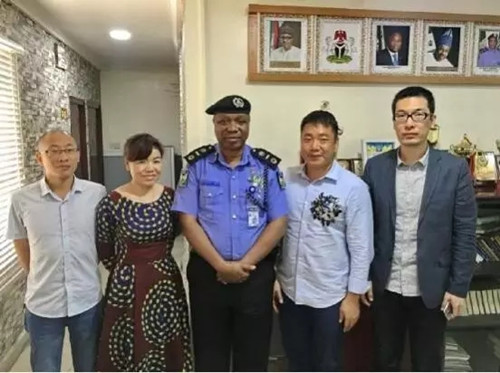 尼日利亞中國商協(xié)與阿里局長合影(圖片來源:西非華聲報(bào)微信號(hào))