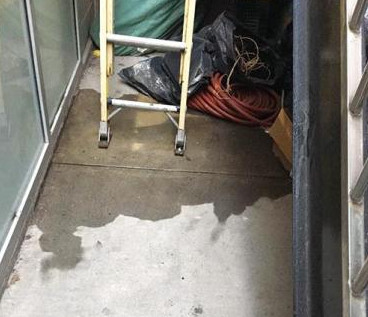 14歲的吳姓少年在八大道一家網(wǎng)吧的后院內(nèi)被人用錘子打傷。(美國《僑報》)