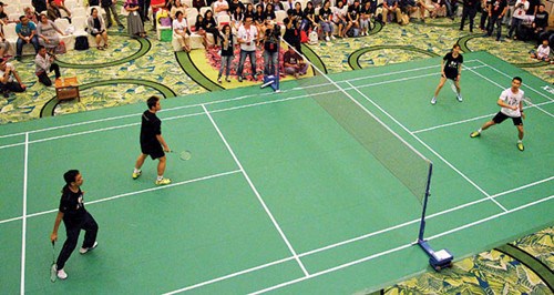 李宗偉夫婦(右)對(duì)上鄭康力(左1)與田兒賢一組成的搭檔,展現(xiàn)絕佳默契。(馬來(lái)西亞《光華日?qǐng)?bào)》)